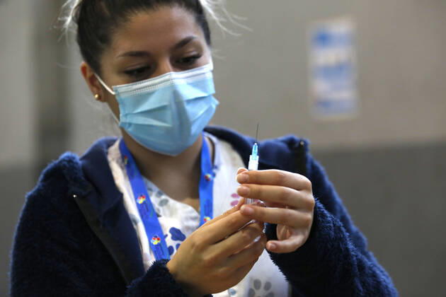 Santiago, 26 April 2021 Continued vaccination of people between 45 and 46 years against the coronavirus pandemic in Recoleta Marcelo Hernandez Atonchile, SANTIAGO CHILE Aton 504904  Copyright: MARCELOxHERNANDEZ ATONCHILE