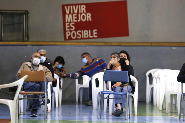 Santiago, 26 April 2021 Continued vaccination of people between 45 and 46 years against the coronavirus pandemic in Recoleta Marcelo Hernandez Atonchile, SANTIAGO CHILE Aton 504910  Copyright: MARCELOxHERNANDEZ ATONCHILE