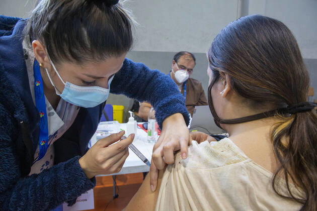 Santiago, 26 April 2021 Continued vaccination of people between 45 and 46 years against the coronavirus pandemic in Recoleta Marcelo Hernandez Atonchile, SANTIAGO CHILE Aton 504913  Copyright: MARCELOxHERNANDEZ ATONCHILE