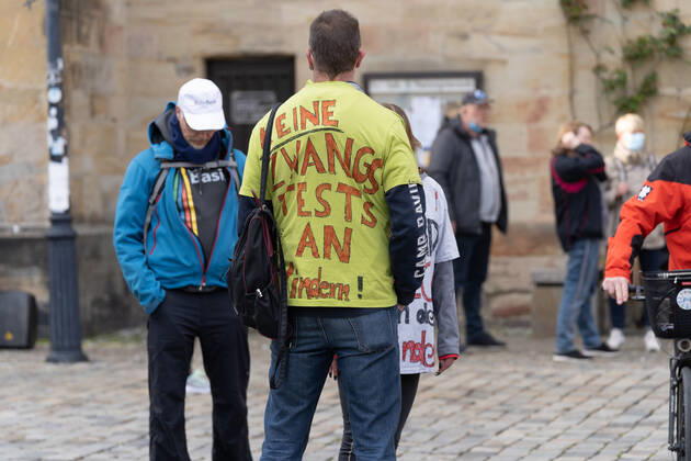 Osnabrueck, Germany 26 April 2021 Querdenker hold another Monday demonstration in Osnabrueck Today, Monday, the Querdenker held a demonstration in Osnabrueck Lower Saxony Copyright: xFotostandx xAndrexHavergox