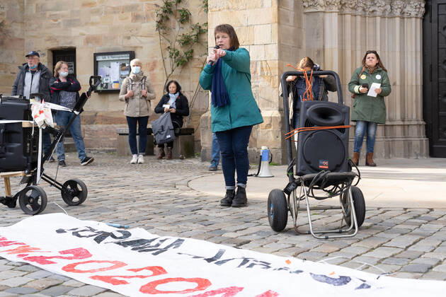 Osnabrueck, Germany 26 April 2021 Querdenker hold another Monday demonstration in Osnabrueck Today, Monday, the Querdenker held a demonstration in Osnabrueck Lower Saxony Copyright: xFotostandx xAndrexHavergox