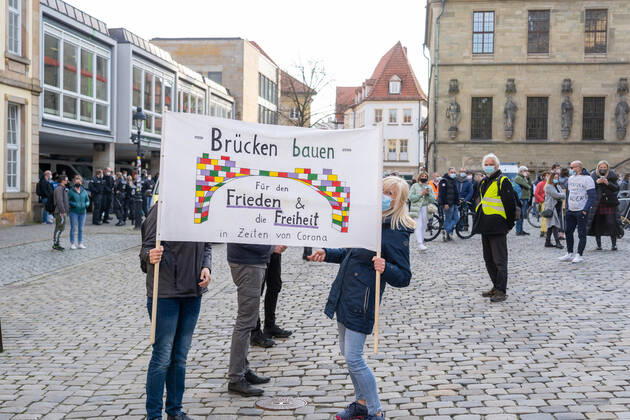 Osnabrueck, Germany 26 April 2021 Querdenker hold another Monday demonstration in Osnabrueck Today, Monday, the Querdenker held a demonstration in Osnabrueck Lower Saxony Copyright: xFotostandx xAndrexHavergox