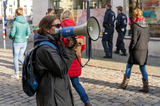 Osnabrueck, Germany 26 April 2021 Querdenker hold another Monday demonstration in Osnabrueck Today, Monday, the Querdenker held a demonstration in Osnabrueck Lower Saxony Copyright: xFotostandx xAndrexHavergox