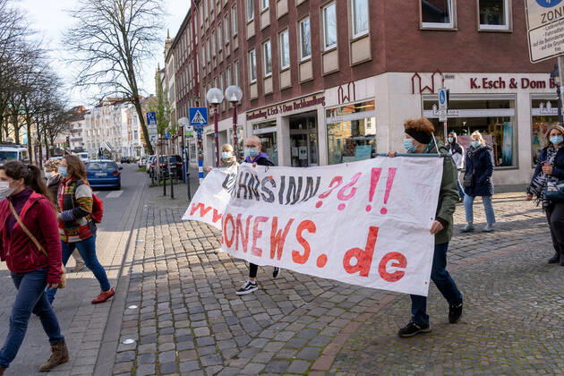 Osnabrueck, Germany 26 April 2021 Querdenker hold another Monday demonstration in Osnabrueck Today, Monday, the Querdenker held a demonstration in Osnabrueck Lower Saxony Copyright: xFotostandx xAndrexHavergox