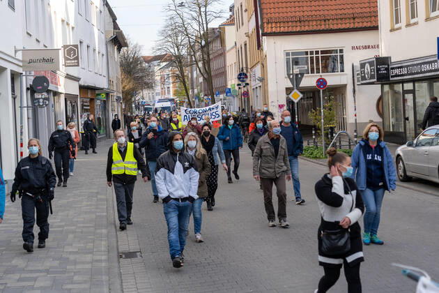 Osnabrueck, Germany 26 April 2021 Querdenker hold another Monday demonstration in Osnabrueck Today, Monday, the Querdenker held a demonstration in Osnabrueck Lower Saxony Copyright: xFotostandx xAndrexHavergox