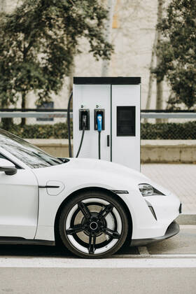 IMAGO Creative: Motorsport, Innovation und Nachhaltigkeit IMAGO Creative: Corporate: Klimaschutz, Digitalisierung und Urbanisierung IMAGO Creative: Klimawandel - Zukunft und Innovation Electric car charging at station on city street GMCF00118