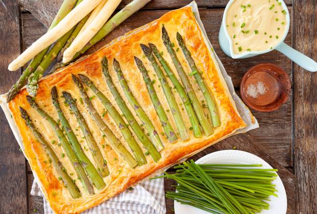Hearty puff pastry quiche with green asparagus 1079706590