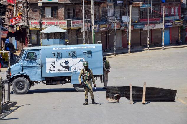April 30, 2021, Srinagar, India: A paramilitary trooper stands alert during a lockdown imposed by the authorities following the surge in coronavirus cases in Srinagar..With the increasing number of COVID-19 cases in Jammu and Kashmir, the government has imposed an 84-hour lockdown. The situation has worsened during the last one week with both the numbers of new cases and deaths registering a steep rise. Meanwhile, India records nearly 386,555 new COVID-19 cases and 3,501 deaths in the last 24 hours. Srinagar India - ZUMAs197 20210430_zaa_s197_015 Copyright: xSaqibxMajeedx