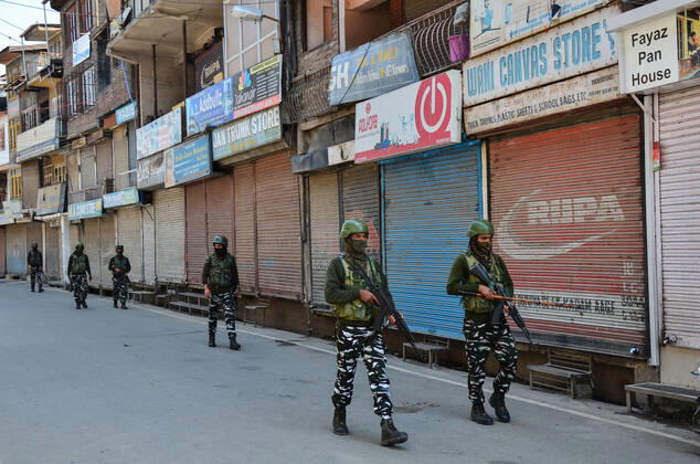 April 30, 2021, Srinagar, India: Paramilitary troopers wearing face masks patrol through a market closed during a lockdown imposed by the authorities following the surge in coronavirus cases in Srinagar..With the increasing number of COVID-19 cases in Jammu and Kashmir, the government has imposed an 84-hour lockdown. The situation has worsened during the last one week with both the numbers of new cases and deaths registering a steep rise. Meanwhile, India records nearly 386,555 new COVID-19 cases and 3,501 deaths in the last 24 hours. Srinagar India - ZUMAs197 20210430_zaa_s197_023 Copyright: xSaqibxMajeedx
