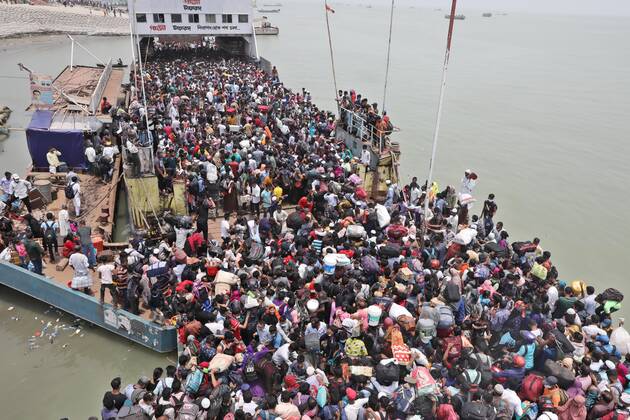News Bilder des Tages May 8, 2021, Dhaka, Dhaka, Bangladesh: May, 08, 2021 People packed on a ferry as they leave the capital city to their homes as Bangladesh s authorities imposes lockdown amid the Covid-19 coronavirus spread in Dhaka, Bangladesh Dhaka Bangladesh - ZUMAr338 20210508_zip_r338_005 Copyright: xHarun-Or-Rashidx