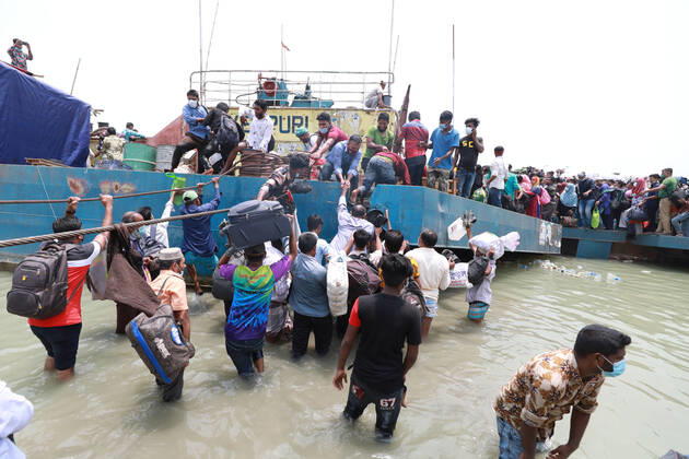 May 8, 2021, Dhaka, Dhaka, Bangladesh: May, 08, 2021 People leave the capital city to their homes as Bangladesh s authorities imposes lockdown amid the Covid-19 coronavirus spread in Dhaka, Bangladesh Dhaka Bangladesh - ZUMAr338 20210508_zip_r338_014 Copyright: xHarun-Or-Rashidx