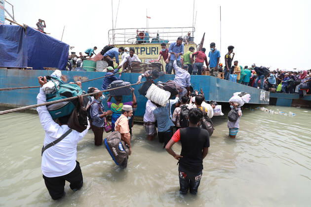 May 8, 2021, Dhaka, Dhaka, Bangladesh: May, 08, 2021 People leave the capital city to their homes as Bangladesh s authorities imposes lockdown amid the Covid-19 coronavirus spread in Dhaka, Bangladesh Dhaka Bangladesh - ZUMAr338 20210508_zip_r338_015 Copyright: xHarun-Or-Rashidx