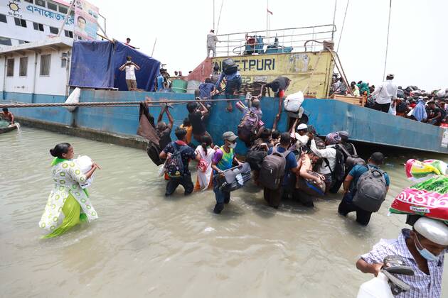 May 8, 2021, Dhaka, Dhaka, Bangladesh: May, 08, 2021 People leave the capital city to their homes as Bangladesh s authorities imposes lockdown amid the Covid-19 coronavirus spread in Dhaka, Bangladesh Dhaka Bangladesh - ZUMAr338 20210508_zip_r338_019 Copyright: xHarun-Or-Rashidx