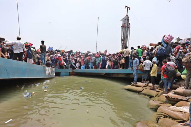 May 8, 2021, Dhaka, Dhaka, Bangladesh: May, 08, 2021 People leave the capital city to their homes as Bangladesh s authorities imposes lockdown amid the Covid-19 coronavirus spread in Dhaka, Bangladesh Dhaka Bangladesh - ZUMAr338 20210508_zip_r338_021 Copyright: xHarun-Or-Rashidx