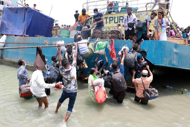 May 8, 2021, Dhaka, Dhaka, Bangladesh: May, 08, 2021 People leave the capital city to their homes as Bangladesh s authorities imposes lockdown amid the Covid-19 coronavirus spread in Dhaka, Bangladesh Dhaka Bangladesh - ZUMAr338 20210508_zip_r338_023 Copyright: xHarun-Or-Rashidx
