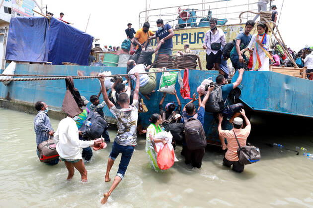 May 8, 2021, Dhaka, Dhaka, Bangladesh: May, 08, 2021 People leave the capital city to their homes as Bangladesh s authorities imposes lockdown amid the Covid-19 coronavirus spread in Dhaka, Bangladesh Dhaka Bangladesh - ZUMAr338 20210508_zip_r338_024 Copyright: xHarun-Or-Rashidx