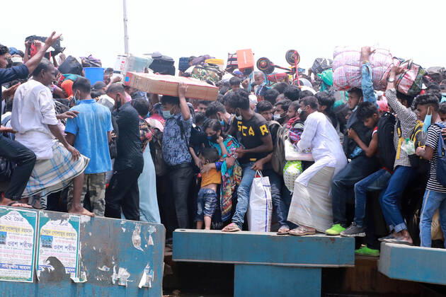 May 8, 2021, Dhaka, Dhaka, Bangladesh: May, 08, 2021 People leave the capital city to their homes as Bangladesh s authorities imposes lockdown amid the Covid-19 coronavirus spread in Dhaka, Bangladesh Dhaka Bangladesh - ZUMAr338 20210508_zip_r338_027 Copyright: xHarun-Or-Rashidx