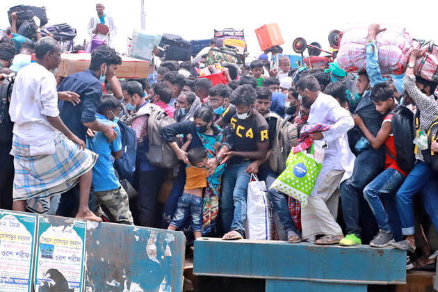 May 8, 2021, Dhaka, Dhaka, Bangladesh: May, 08, 2021 People packed on a ferry as they leave the capital city to their homes as Bangladesh s authorities imposes lockdown amid the Covid-19 coronavirus spread in Dhaka, Bangladesh Dhaka Bangladesh - ZUMAr338 20210508_zip_r338_029 Copyright: xHarun-Or-Rashidx