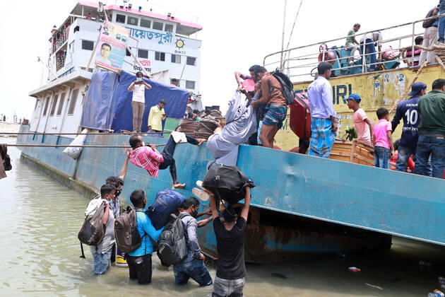 May 8, 2021, Dhaka, Dhaka, Bangladesh: May, 08, 2021 People leave the capital city to their homes as Bangladesh s authorities imposes lockdown amid the Covid-19 coronavirus spread in Dhaka, Bangladesh Dhaka Bangladesh - ZUMAr338 20210508_zip_r338_031 Copyright: xHarun-Or-Rashidx