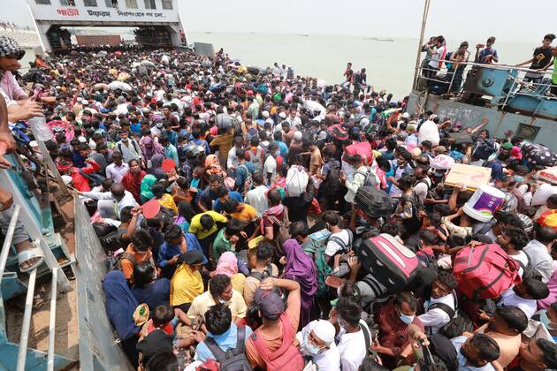 May 8, 2021, Dhaka, Dhaka, Bangladesh: May, 08, 2021 People packed on a ferry as they leave the capital city to their homes as Bangladesh s authorities imposes lockdown amid the Covid-19 coronavirus spread in Dhaka, Bangladesh Dhaka Bangladesh - ZUMAr338 20210508_zip_r338_039 Copyright: xHarun-Or-Rashidx