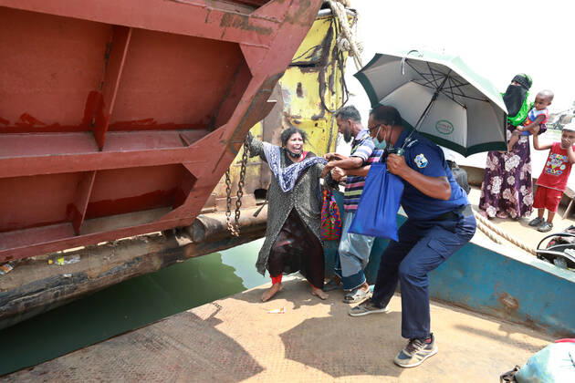 May 8, 2021, Dhaka, Dhaka, Bangladesh: May, 08, 2021 People leave the capital city to their homes as Bangladesh s authorities imposes lockdown amid the Covid-19 coronavirus spread in Dhaka, Bangladesh Dhaka Bangladesh - ZUMAr338 20210508_zip_r338_051 Copyright: xHarun-Or-Rashidx