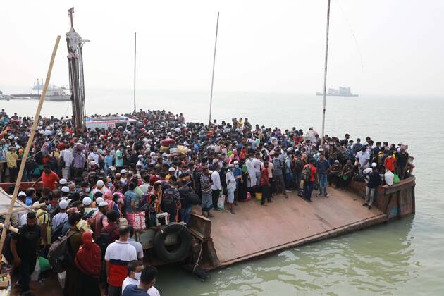 May 8, 2021, Dhaka, Dhaka, Bangladesh: May, 08, 2021 Migrant people wait for ferry at the bank of the Padma River as they leaving the capital city during the lockdown following the COVID-19 coronavirus outbreak in Munshigonj outskirts of Dhaka, Bangladesh Dhaka Bangladesh - ZUMAr338 20210508_zip_r338_058 Copyright: xHarun-Or-Rashidx