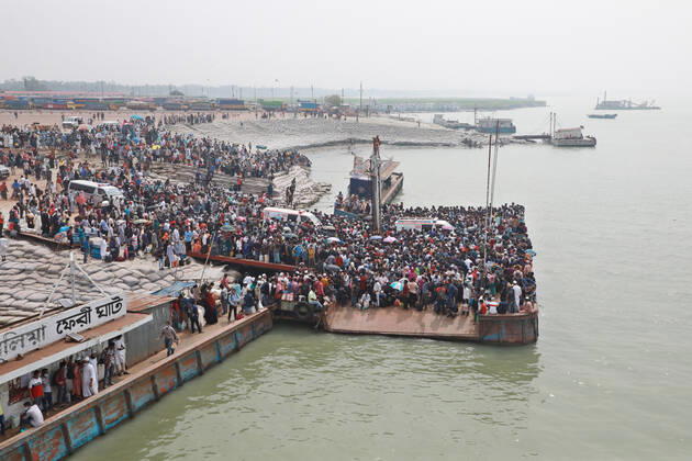 May 8, 2021, Dhaka, Dhaka, Bangladesh: May, 08, 2021 Migrant people wait for ferry at the bank of the Padma River as they leaving the capital city during the lockdown following the COVID-19 coronavirus outbreak in Munshigonj outskirts of Dhaka, Bangladesh Dhaka Bangladesh - ZUMAr338 20210508_zip_r338_063 Copyright: xHarun-Or-Rashidx