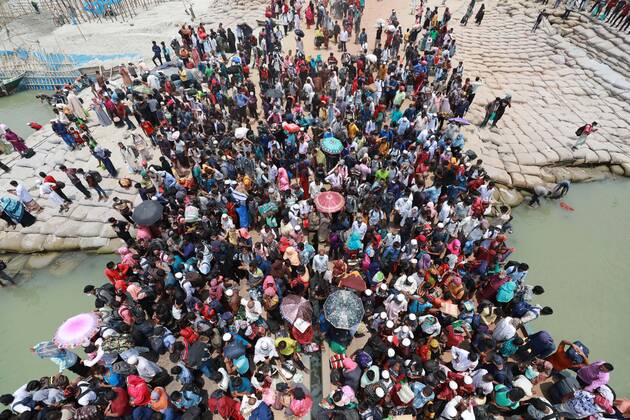 May 8, 2021, Dhaka, Dhaka, Bangladesh: May, 08, 2021 Migrant people wait for ferry at the bank of the Padma River as they leaving the capital city during the lockdown following the COVID-19 coronavirus outbreak in Munshigonj outskirts of Dhaka, Bangladesh Dhaka Bangladesh - ZUMAr338 20210508_zip_r338_097 Copyright: xHarun-Or-Rashidx