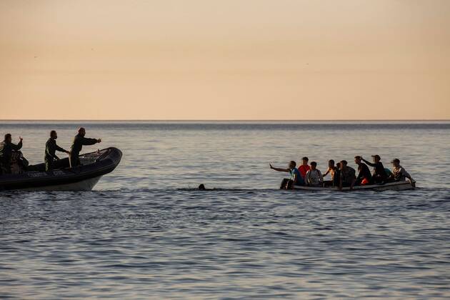 News Bilder des Tages Members of the Guardia Civil (L) go to the rescue of a small boat (R) packed with under-age migrants that left Morocco trying to reach El Tarajal beach at the Spanish city of Ceuta, located in northern Africa, 19 May 2021. Spain s Government considers that the massive arrival of some 8,000 irregular migrants to Ceuta from Morocco since 18 May is an assault on the border caused by the lack of control of the border by Morocco s Governmet and not a migratory crisis. Situation in the Spanish city of Ceuta !ACHTUNG: NUR REDAKTIONELLE NUTZUNG!  Copyright: xBraisxLorenzox GRAF1037 20210519-637570254383778896