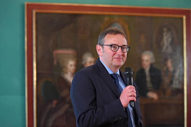 Press conference for the programme presentation of the Mozart Weeks 2022 in Salzburg, on 19 05 21 The picture shows the Chief Market Officer of the International Mozarteum Foundation in Salzburg, Rainer Heneis, addressing the journalists present A picture of the Mozart family can be seen in the background 2021 Press conference for the p
