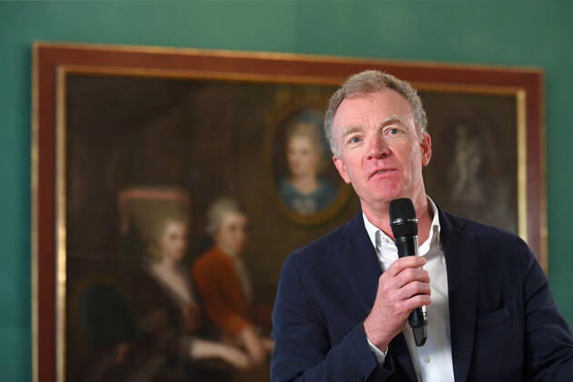 Press conference for the programme presentation of the Mozart Weeks 2022 in Salzburg, on 19 05 21 The picture shows the president of the International Mozarteum Foundation Salzburg, Johannes Honsig Erlenburg, during an address to the journalists present. In the background you can see a picture of the Mozart family 2021 Press conference