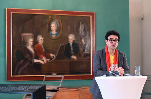 Press conference for the programme presentation of the Mozart Weeks 2022 in Salzburg, on 19 05 21 The picture shows the Intendaten of the Mozart Weeks, Rolando Villazon during his lecture for the programme presentation In the background you can see a picture of the Mozart family 2021 Press conference for the programme presentation of the Mozart Weeks 2022 in Salzburg, on 19 05 21