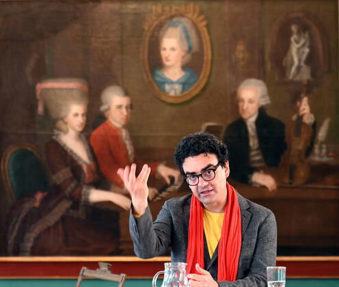 Press conference for the programme presentation of the Mozart Weeks 2022 in Salzburg, on 19 05 21 The picture shows the Intendaten of the Mozart Weeks, Rolando Villazon during his lecture for the programme presentation In the background you can see a picture of the Mozart family 2021 Press conference for the programme presentation of the Mozart Weeks 2022 in Salzburg, on 19 05 21
