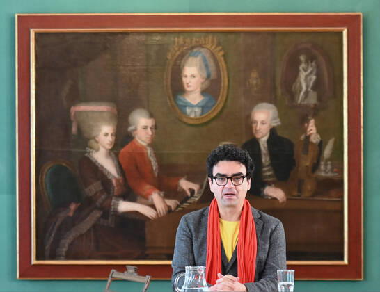 Press conference for the programme presentation of the Mozart Weeks 2022 in Salzburg, on 19 05 21 The picture shows the Intendaten of the Mozart Weeks, Rolando Villazon during his lecture for the programme presentation In the background you can see a picture of the Mozart family 2021 Press conference for the programme presentation of the Mozart Weeks 2022 in Salzburg, on 19 05 21