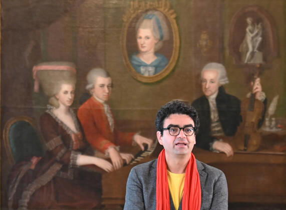 Press conference for the programme presentation of the Mozart Weeks 2022 in Salzburg, on 19 05 21 The picture shows the Intendaten of the Mozart Weeks, Rolando Villazon during his lecture for the programme presentation In the background you can see a picture of the Mozart family 2021 Press conference for the programme presentation of the Mozart Weeks 2022 in Salzburg, on 19 05 21