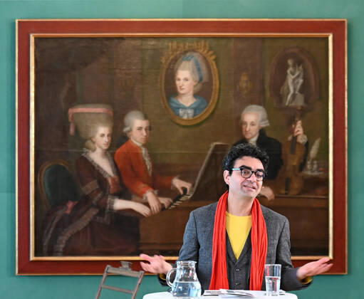 Press conference for the programme presentation of the Mozart Weeks 2022 in Salzburg, on 19 05 21 The picture shows the Intendaten of the Mozart Weeks, Rolando Villazon during his lecture for the programme presentation In the background you can see a picture of the Mozart family 2021 Press conference for the programme presentation of the Mozart Weeks 2022 in Salzburg, on 19 05 21