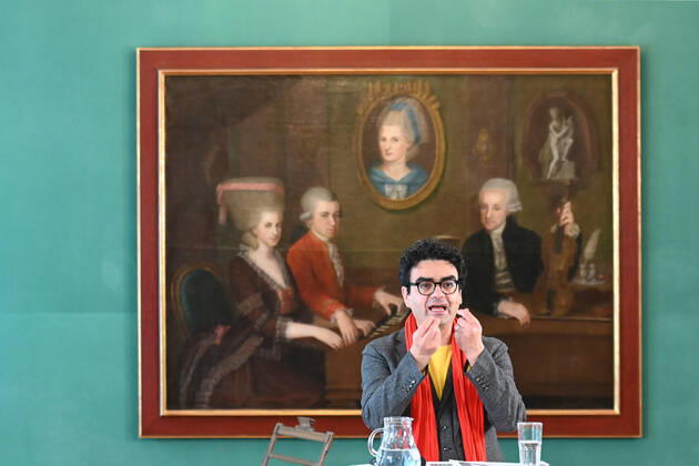 Press conference for the programme presentation of the Mozart Weeks 2022 in Salzburg, on 19 05 21 The picture shows the Intendaten of the Mozart Weeks, Rolando Villazon during his lecture for the programme presentation In the background you can see a picture of the Mozart family 2021 Press conference for the programme presentation of the Mozart Weeks 2022 in Salzburg, on 19 05 21