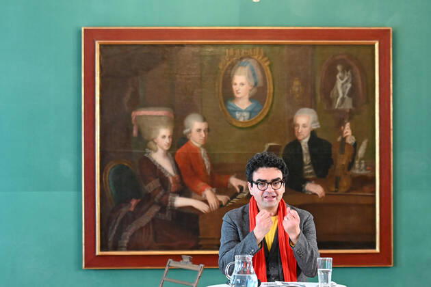Press conference for the programme presentation of the Mozart Weeks 2022 in Salzburg, on 19 05 21 The picture shows the Intendaten of the Mozart Weeks, Rolando Villazon during his lecture for the programme presentation In the background you can see a picture of the Mozart family 2021 Press conference for the programme presentation of the Mozart Weeks 2022 in Salzburg, on 19 05 21