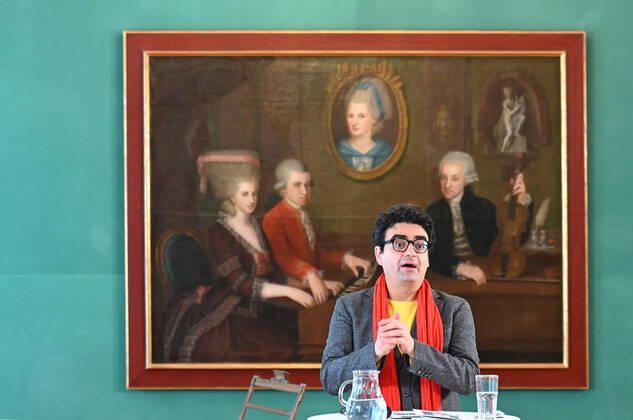 Press conference for the programme presentation of the Mozart Weeks 2022 in Salzburg, on 19 05 21 The picture shows the Intendaten of the Mozart Weeks, Rolando Villazon during his lecture for the programme presentation In the background you can see a picture of the Mozart family 2021 Press conference for the programme presentation of the Mozart Weeks 2022 in Salzburg, on 19 05 21