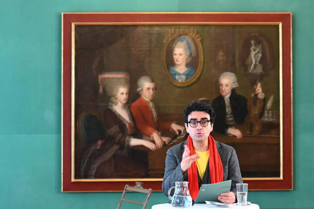Press conference for the programme presentation of the Mozart Weeks 2022 in Salzburg, on 19 05 21 The picture shows the Intendaten of the Mozart Weeks, Rolando Villazon during his lecture for the programme presentation In the background you can see a picture of the Mozart family 2021 Press conference for the programme presentation of the Mozart Weeks 2022 in Salzburg, on 19 05 21