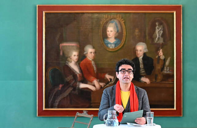 Press conference for the programme presentation of the Mozart Weeks 2022 in Salzburg, on 19 05 21 The picture shows the Intendaten of the Mozart Weeks, Rolando Villazon during his lecture for the programme presentation In the background you can see a picture of the Mozart family 2021 Press conference for the programme presentation of the Mozart Weeks 2022 in Salzburg, on 19 05 21