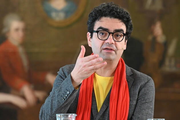 Press conference for the programme presentation of the Mozart Weeks 2022 in Salzburg, on 19 05 21 The picture shows the Intendaten of the Mozart Weeks, Rolando Villazon during his lecture for the programme presentation In the background you can see a picture of the Mozart family 2021 Press conference for the programme presentation of the Mozart Weeks 2022 in Salzburg, on 19 05 21