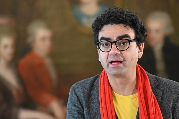 Press conference for the programme presentation of the Mozart Weeks 2022 in Salzburg, on 19 05 21 The picture shows the Intendaten of the Mozart Weeks, Rolando Villazon during his lecture for the programme presentation In the background you can see a picture of the Mozart family 2021 Press conference for the programme presentation of the Mozart Weeks 2022 in Salzburg, on 19 05 21