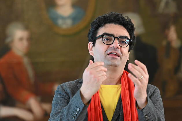 Press conference for the programme presentation of the Mozart Weeks 2022 in Salzburg, on 19 05 21 The picture shows the Intendaten of the Mozart Weeks, Rolando Villazon during his lecture for the programme presentation In the background you can see a picture of the Mozart family 2021 Press conference for the programme presentation of the Mozart Weeks 2022 in Salzburg, on 19 05 21