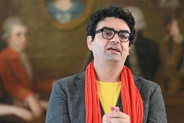 Press conference for the programme presentation of the Mozart Weeks 2022 in Salzburg, on 19 05 21 The picture shows the Intendaten of the Mozart Weeks, Rolando Villazon during his lecture for the programme presentation In the background you can see a picture of the Mozart family 2021 Press conference for the programme presentation of the Mozart Weeks 2022 in Salzburg, on 19 05 21
