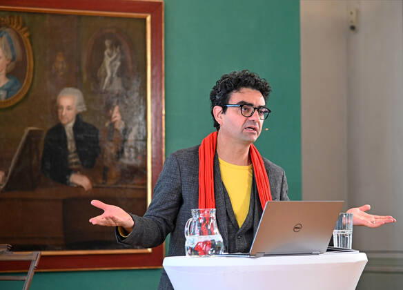 Press conference for the programme presentation of the Mozart Weeks 2022 in Salzburg, on 19 05 21 The picture shows the Intendaten of the Mozart Weeks, Rolando Villazon during his lecture for the programme presentation In the background you can see a picture of the Mozart family 2021 Press conference for the programme presentation of the Mozart Weeks 2022 in Salzburg, on 19 05 21