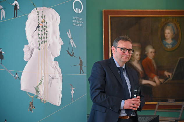 Press conference for the programme presentation of the Mozart Weeks 2022 in Salzburg, on 19 05 21 The picture shows the Chief Market Officer of the International Mozarteum Foundation in Salzburg, Rainer Heneis, during an address to the journalists present A picture of the Mozart family can be