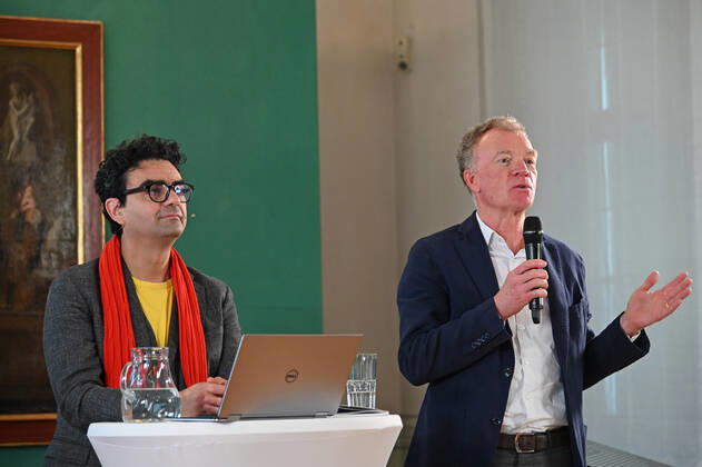 Press conference for the programme presentation of the Mozart Weeks 2022 in Salzburg, on 19 05 21 The picture shows the Intendaten of the Mozart Weeks, Rolando Villazon and the President of the International Mozarteum Foundation, Johannes Honsig Erlenburg in front of a picture of the Mozart family, during a lecture to journalis