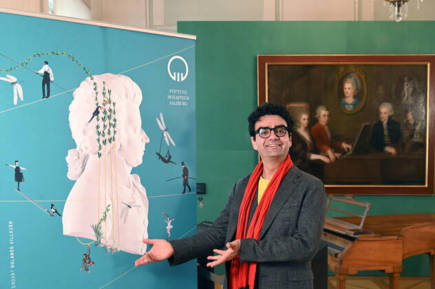 Press conference for the program presentation of the Mozartwochen 2022 in Salzburg, on 19 05 21 The picture shows the Intendaten of the Mozartwochen, Rolando Villazon during his lecture for the program presentation In the background a picture of the Mozart family can be seen In the foreground Mr. Villazon points to