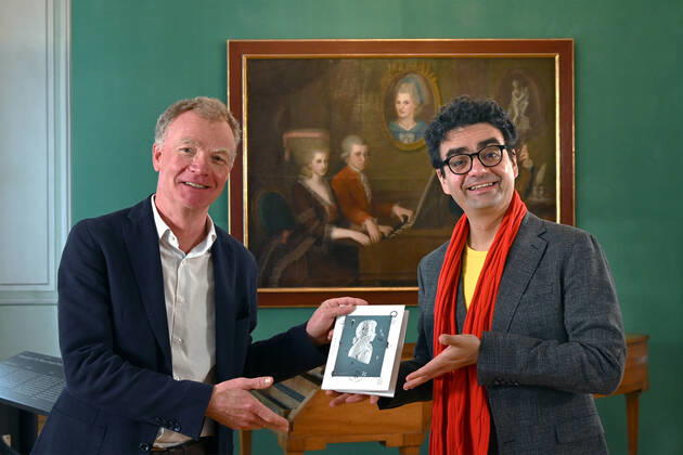 Press conference for the programme presentation of the Mozart Weeks 2022 in Salzburg, on 19 05 21 The picture shows the Intendaten of the Mozart Weeks, Rolando Villazon and the President of the International Mozarteum Foundation, Johannes Honsig Erlenburg in front of a picture of the Mozart family, during a lecture to journalis